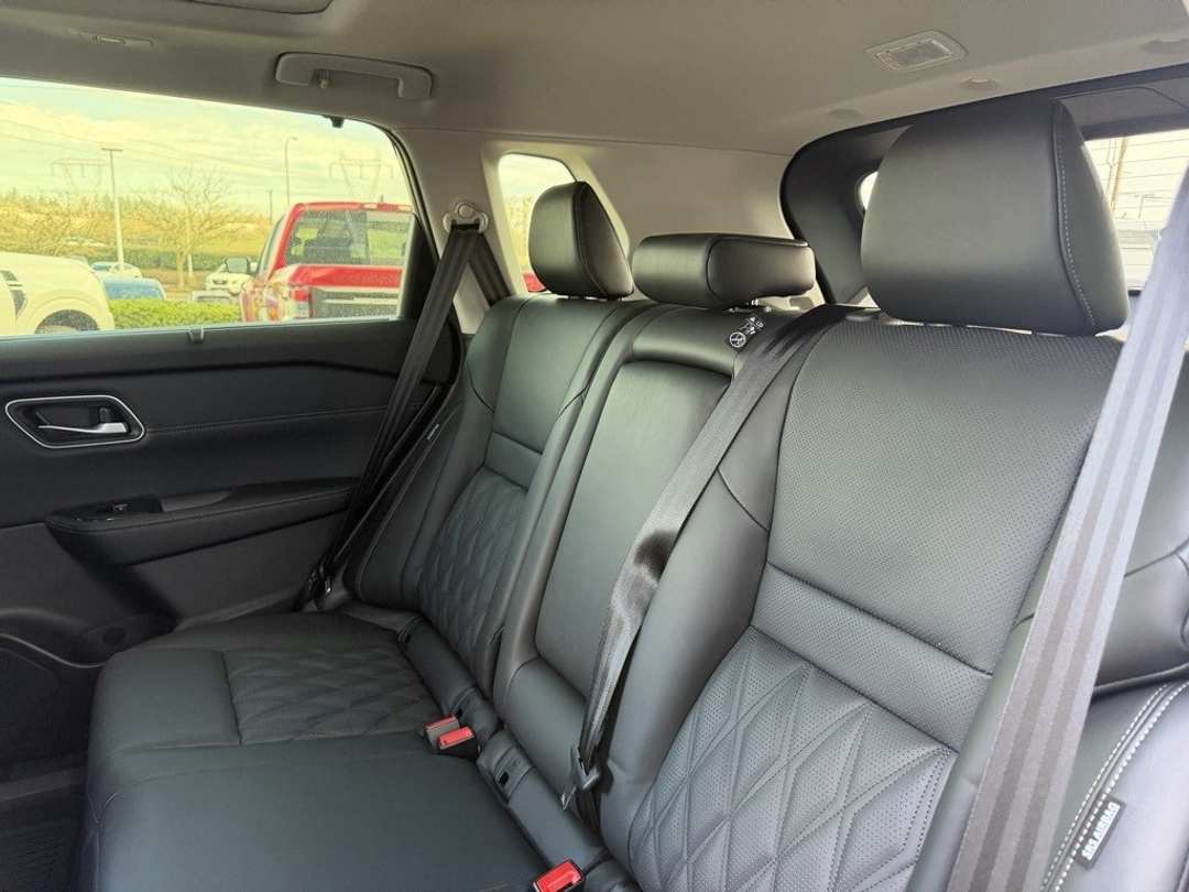 2026 Nissan Rogue Platinum - Image 30