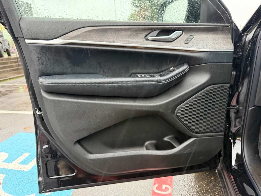 2025 Jeep Grand Cherokee Limited - Image 12