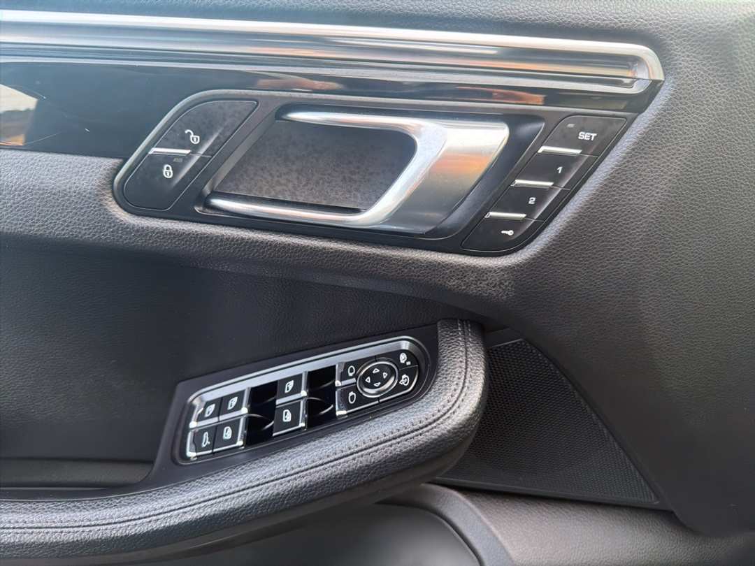 2018 Porsche Macan Base - Image 12