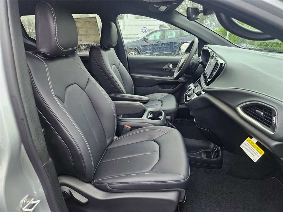 2026 Chrysler Pacifica Select - Image 36