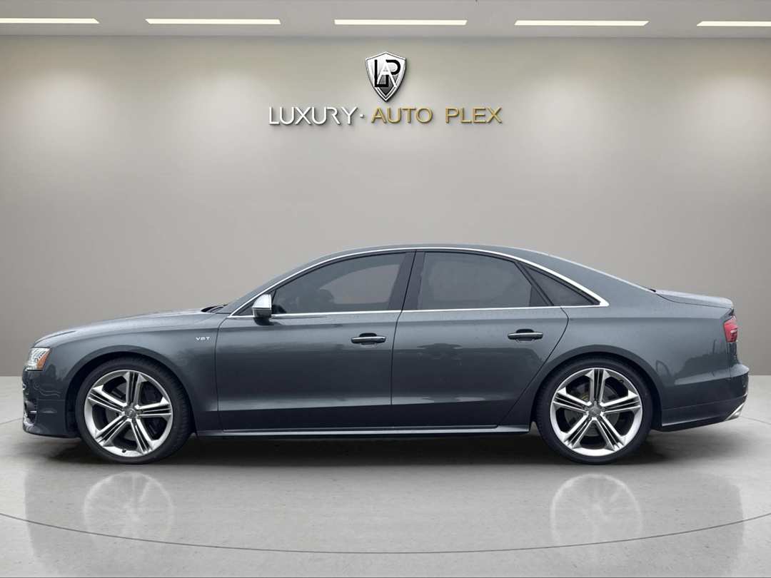 2015 Audi S8 ONLY 62,000 LOW MILES SHARP - Image 2