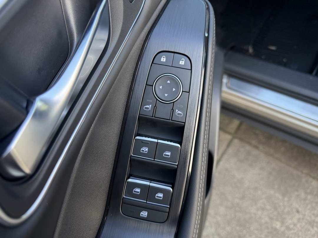 2026 Nissan Rogue Platinum - Image 16