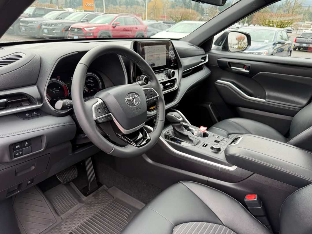 2025 Toyota Highlander XSE - Image 16
