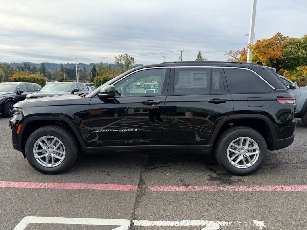 2025 Jeep Grand Cherokee Laredo X - Image 4