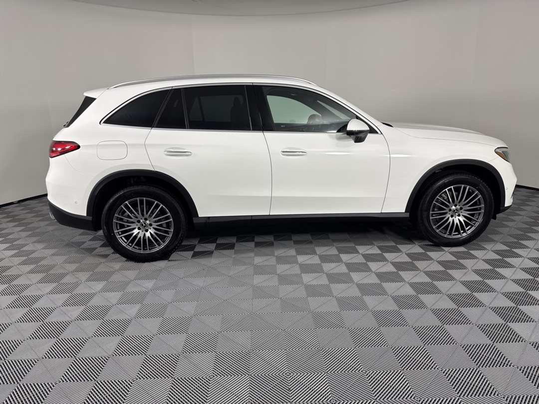 2026 Mercedes-Benz GLC GLC 300 - Image 8