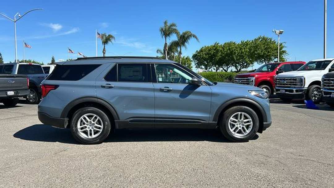 2026 Ford Explorer Active - Image 2