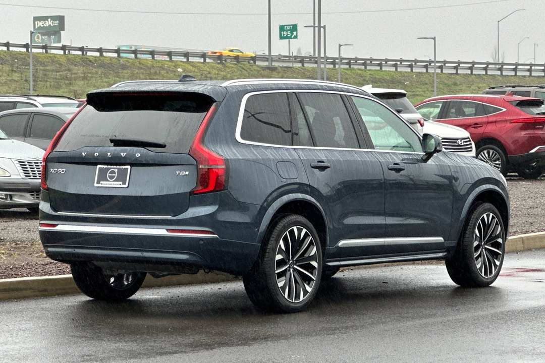 2026 Volvo Xc90 T8 Plus - Image 3