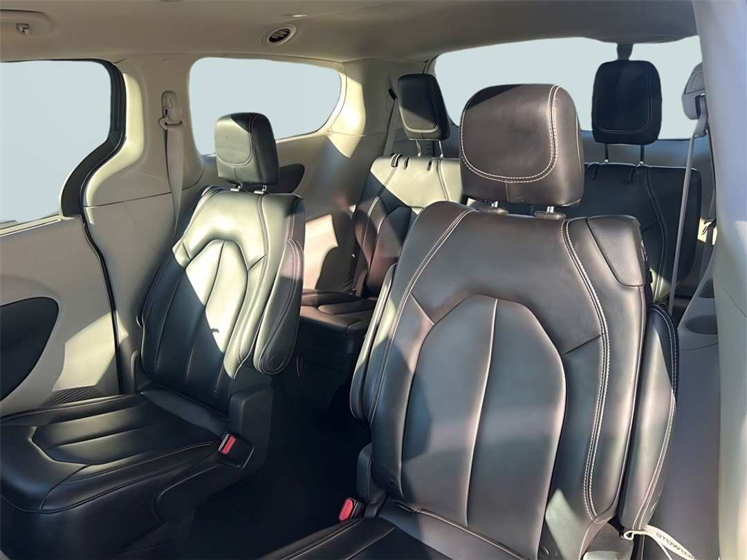 2023 Chrysler Pacifica Touring L - Image 12