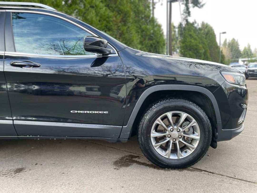 2019 Jeep Cherokee Latitude Plus - Image 2