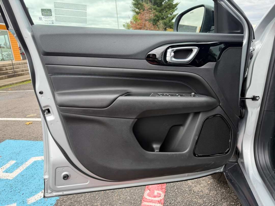 2026 Jeep Compass Latitude - Image 12