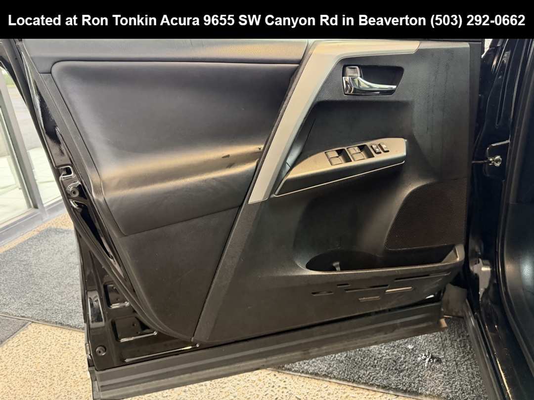 2016 Toyota Rav4 XLE - Image 11