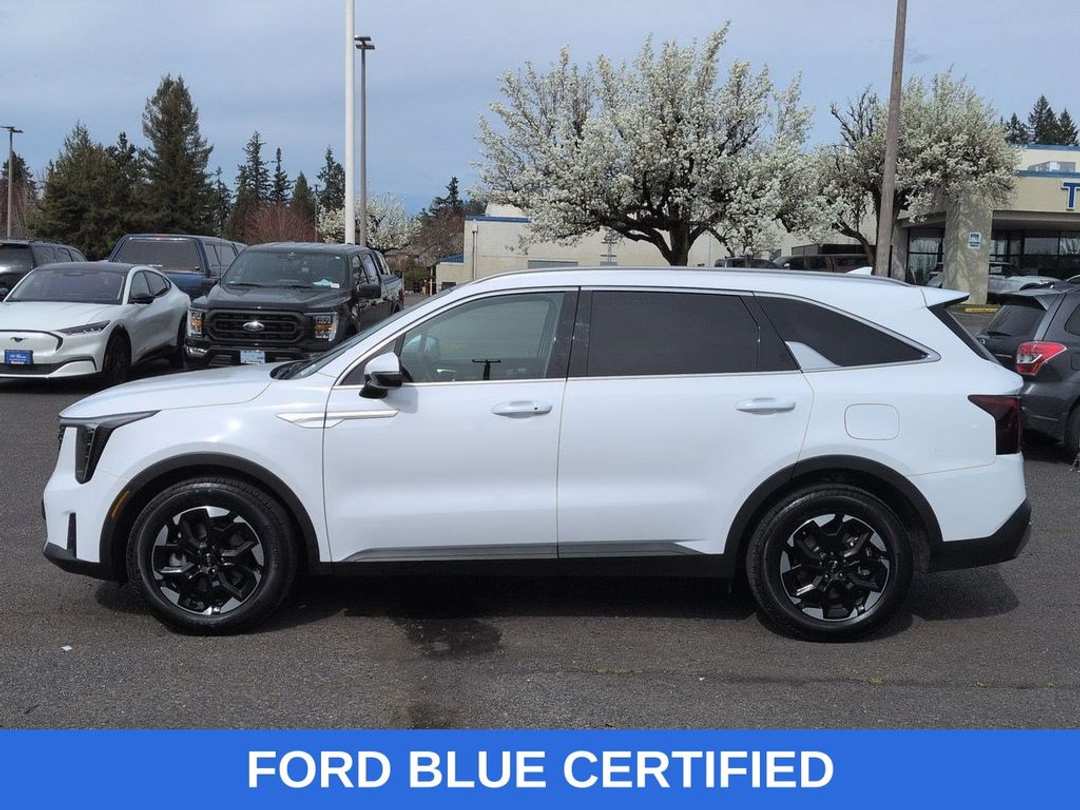 2025 Kia Sorento S - Image 2