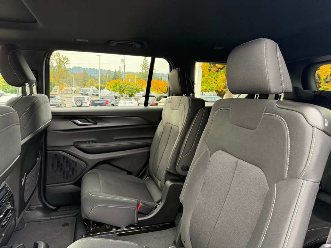 2025 Jeep Grand Cherokee L Laredo - Image 28