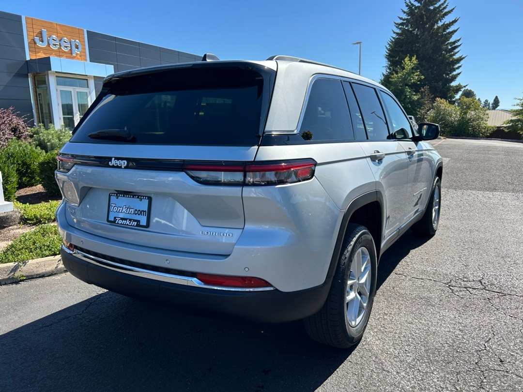 2025 Jeep Grand Cherokee Laredo X - Image 6