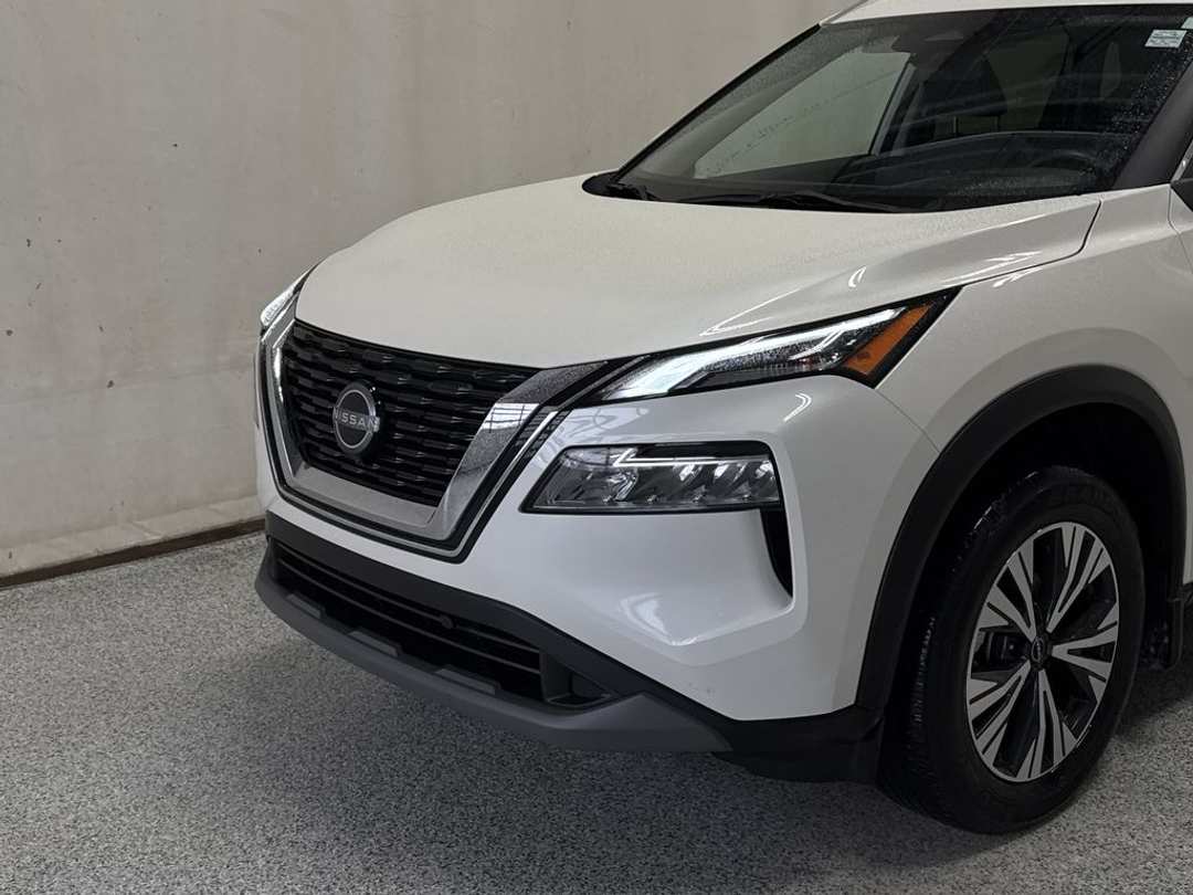 2023 Nissan Rogue SV Moonroof - Image 3