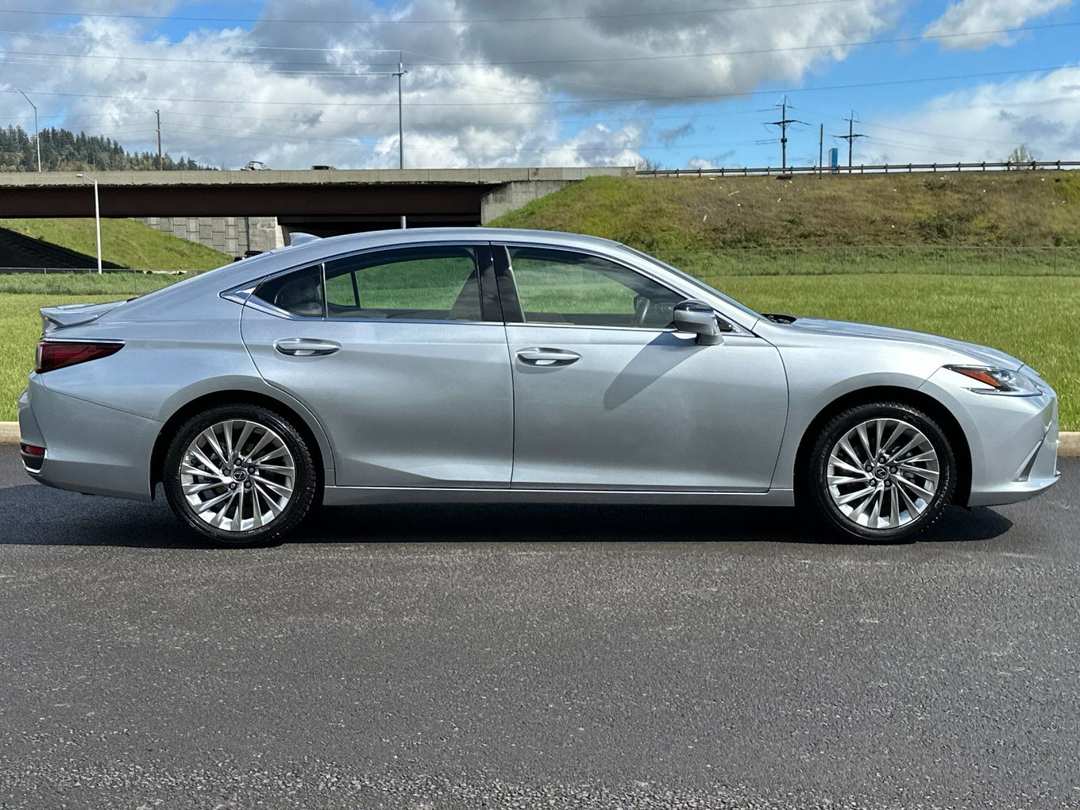 2023 Lexus Es 300h Luxury - Image 2