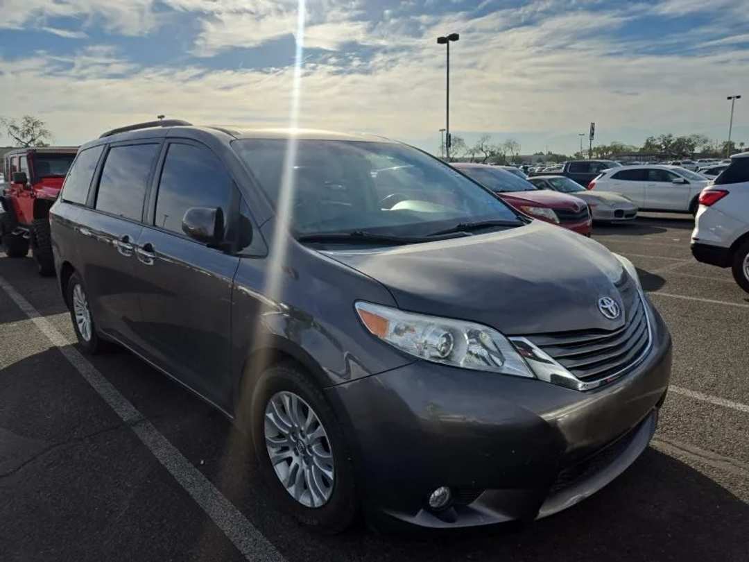 2014 Toyota Sienna XLE - Image 2