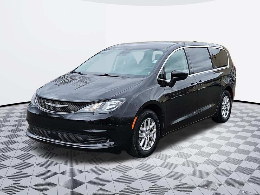 2023 Chrysler Voyager LX - Image 2