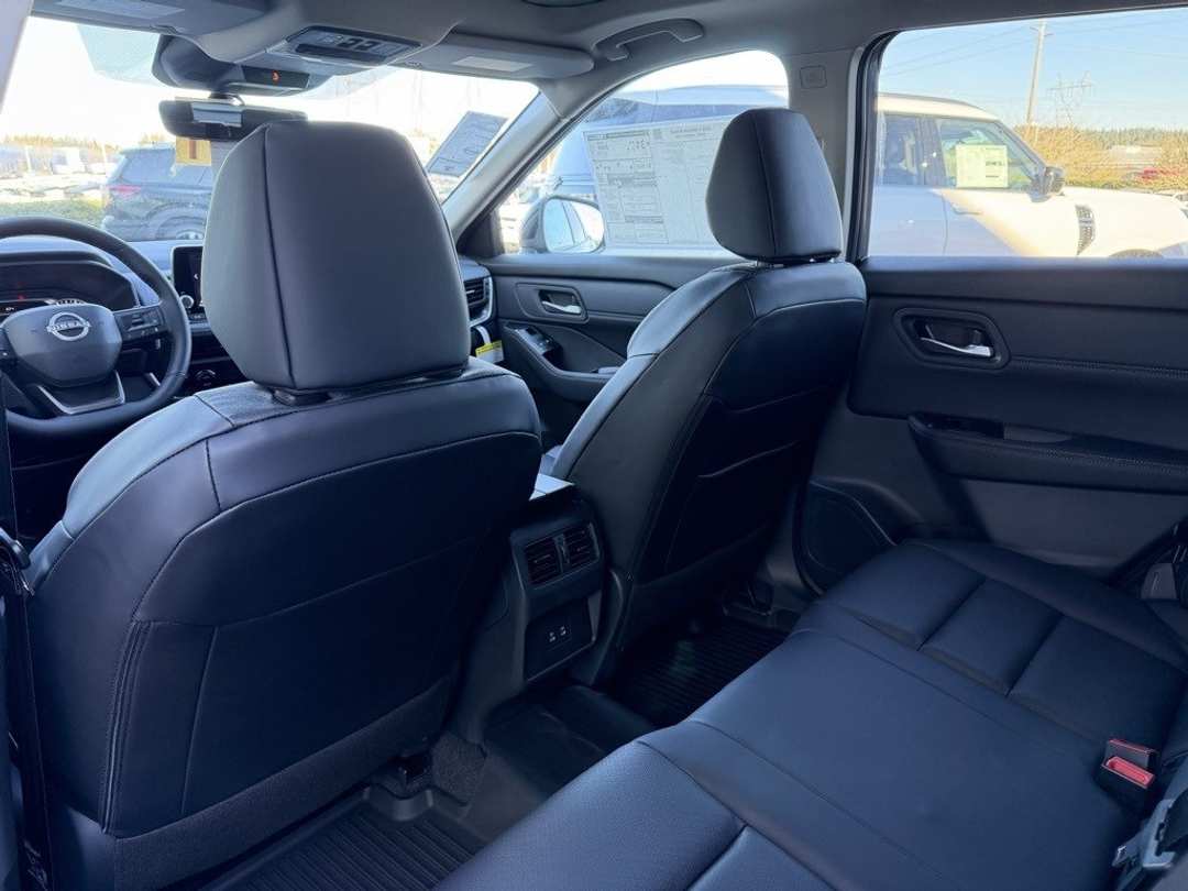 2026 Nissan Rogue Dark Armor - Image 32