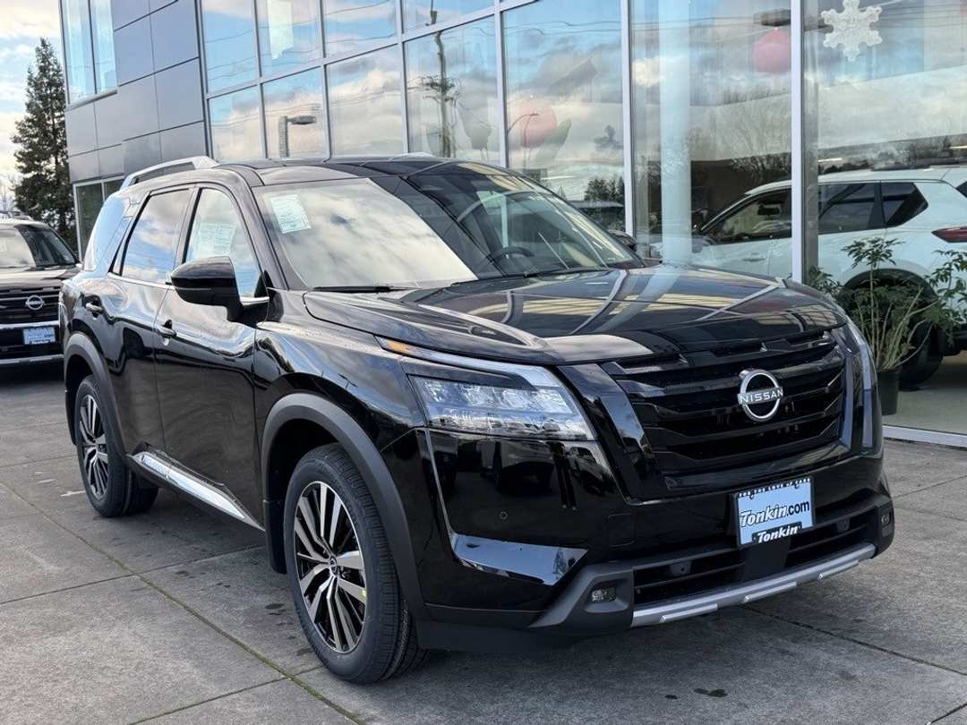 2025 Nissan Pathfinder Platinum - Image 2