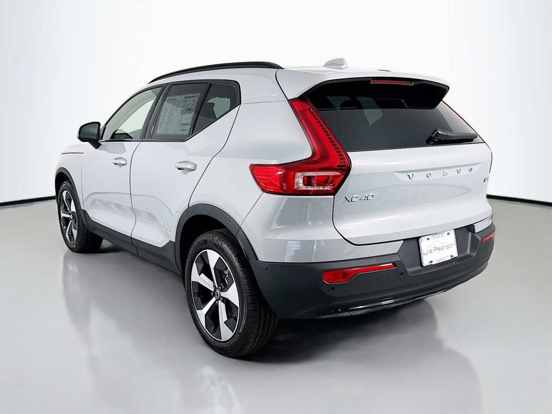 2026 Volvo Xc40 B5 Plus - Image 3
