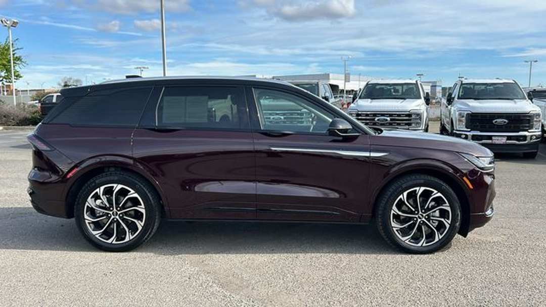 2025 Lincoln Nautilus Reserve - Image 2