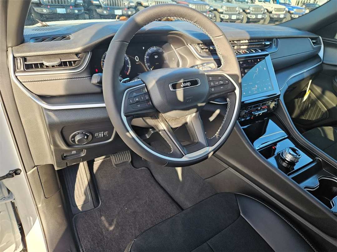 2025 Jeep Grand Cherokee L Altitude X - Image 13