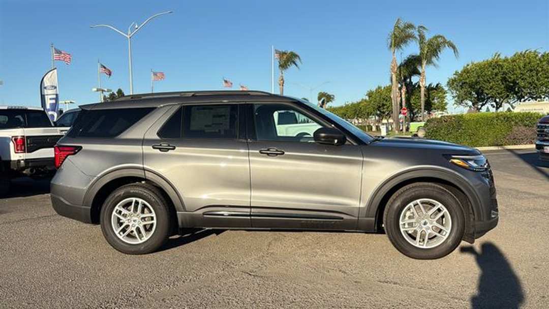 2026 Ford Explorer Active - Image 2