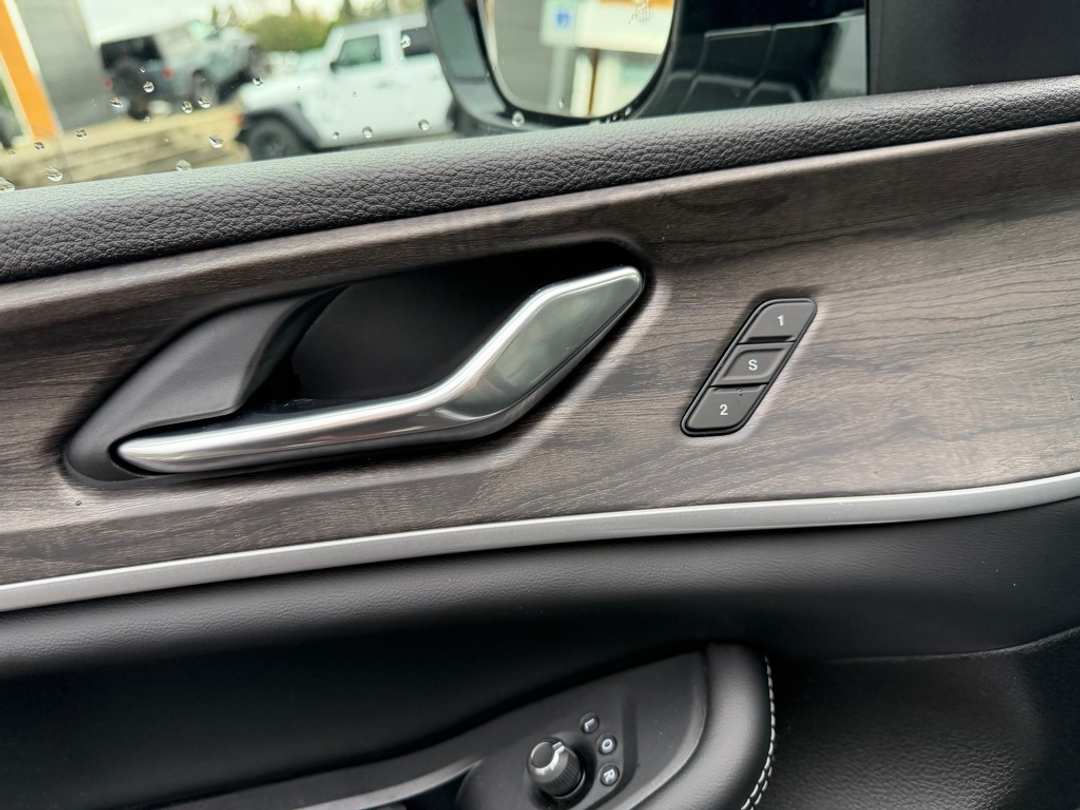 2025 Jeep Grand Cherokee Limited - Image 13