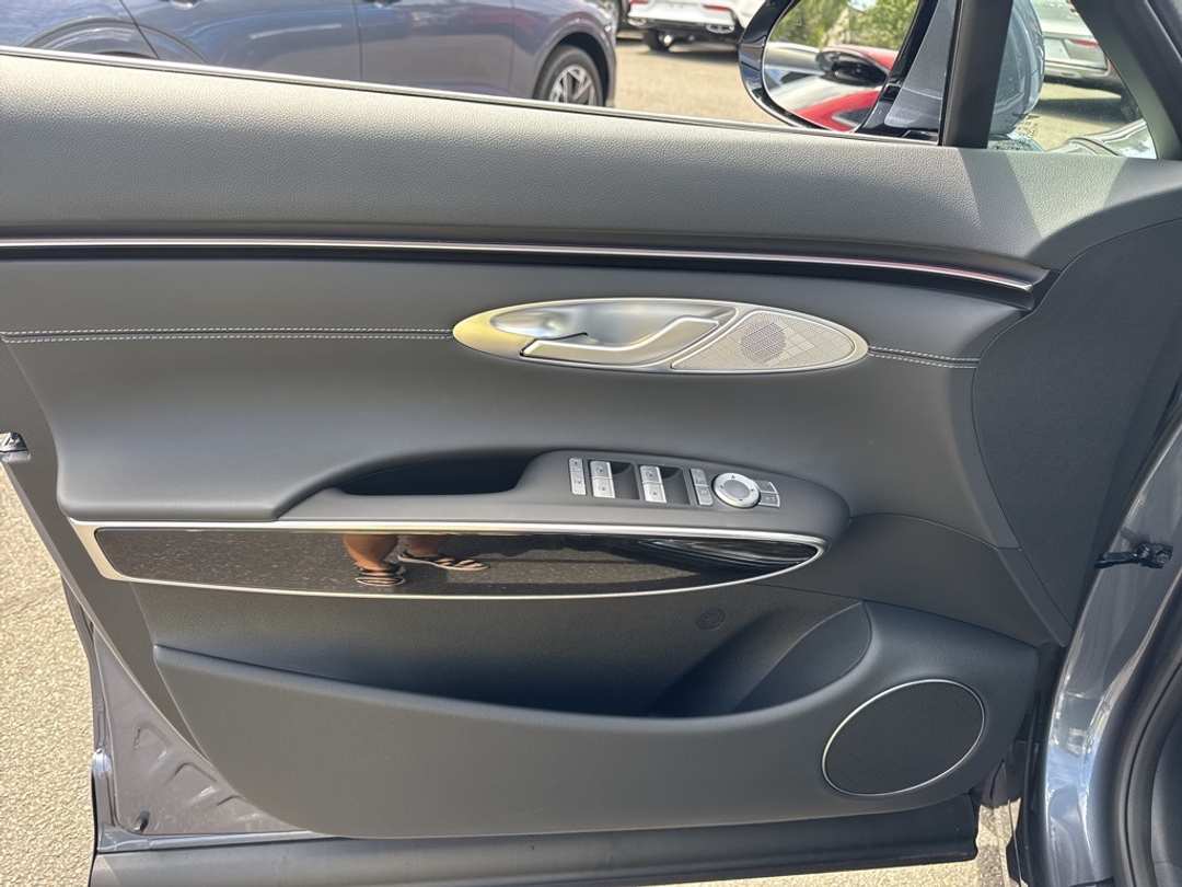 2026 Genesis Gv70 2.5T - Image 17