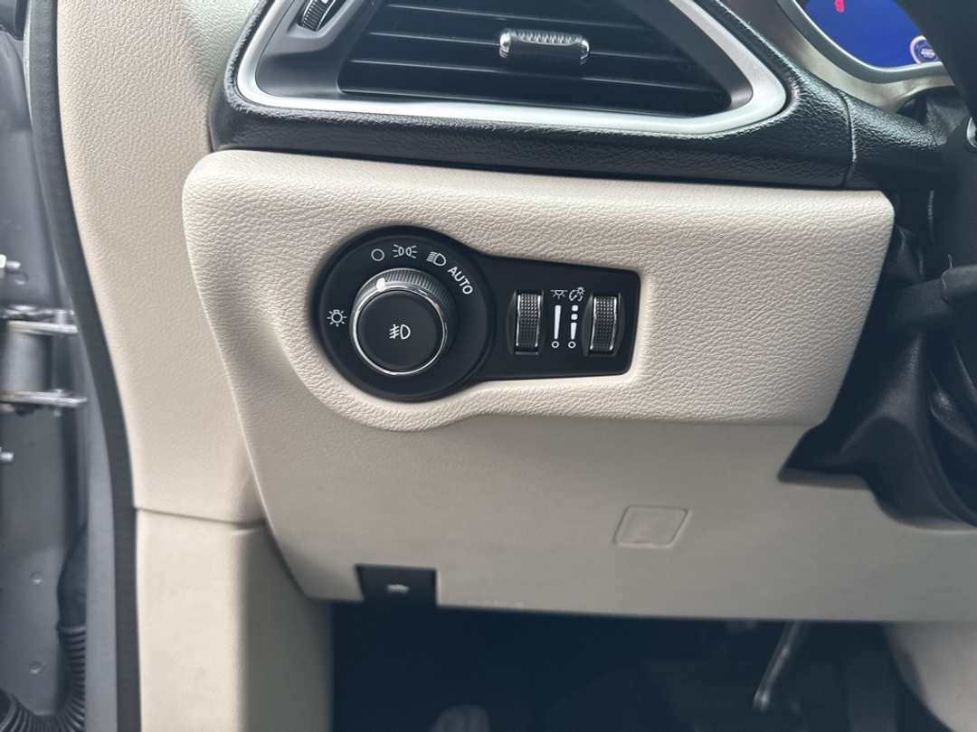 2018 Chrysler Pacifica Touring L - Image 12