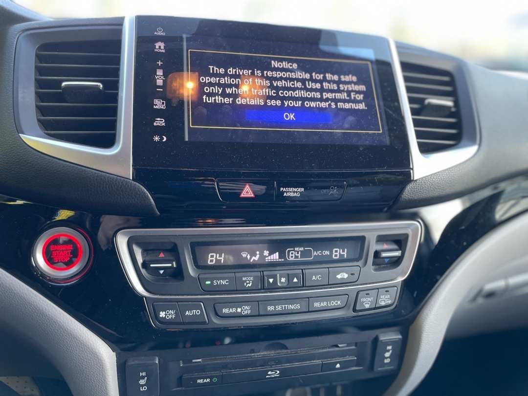 2017 Honda Pilot Touring - Image 15