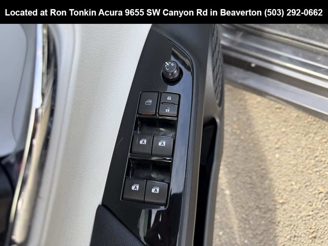 2017 Toyota Prius Three - Image 14