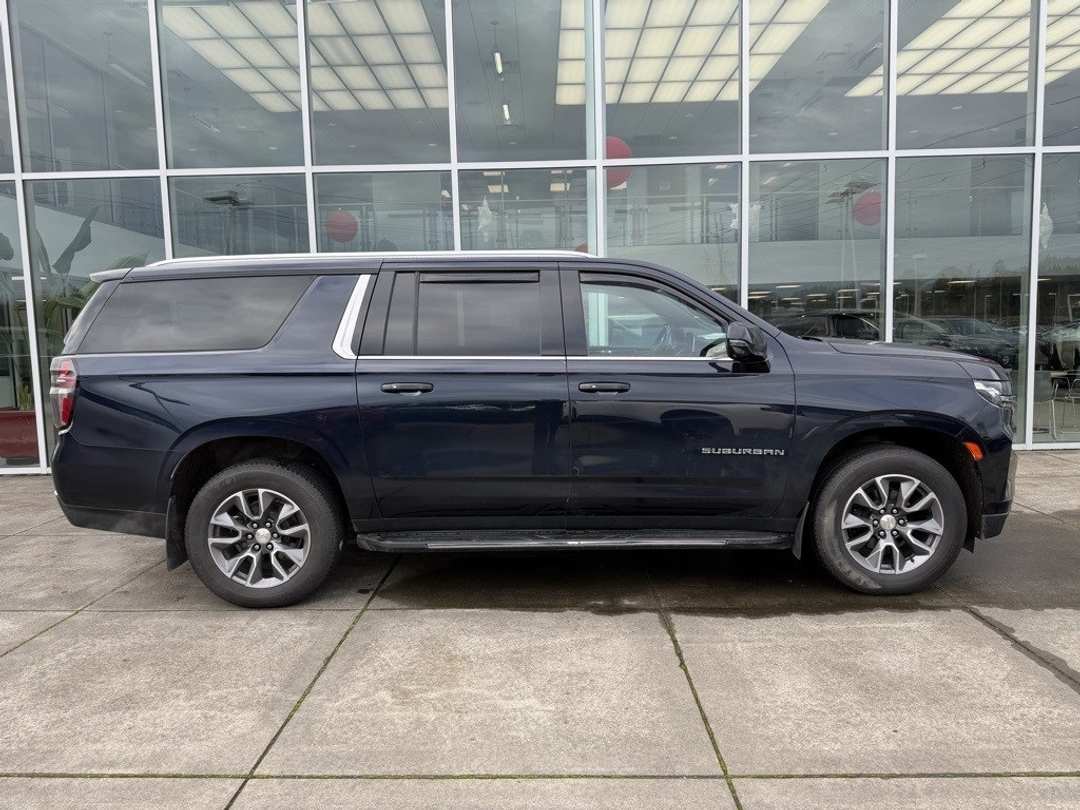 2022 Chevrolet Suburban LT - Image 8