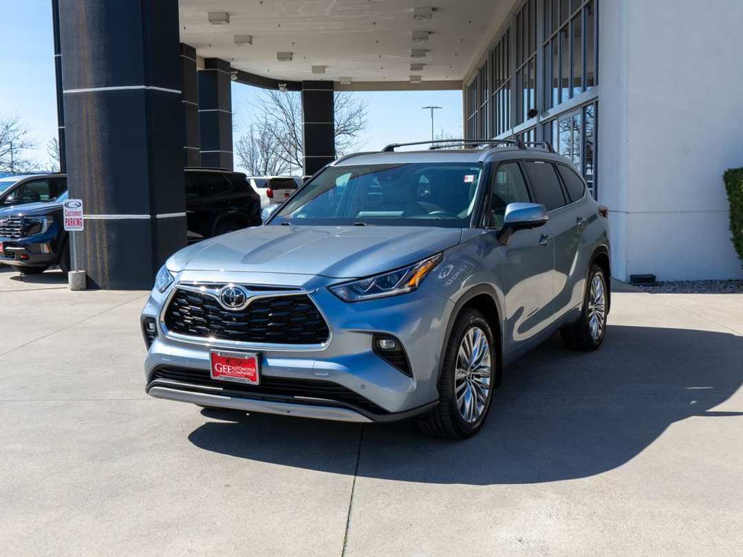 2024 Toyota Highlander Platinum - Image 3
