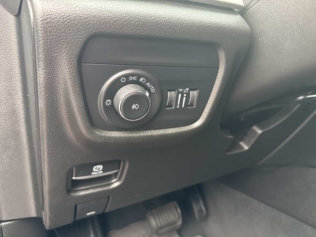 2022 Jeep Grand Cherokee Limited - Image 16