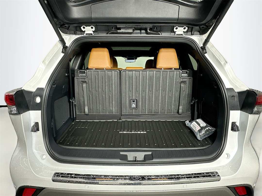 2026 Toyota Highlander Platinum - Image 28