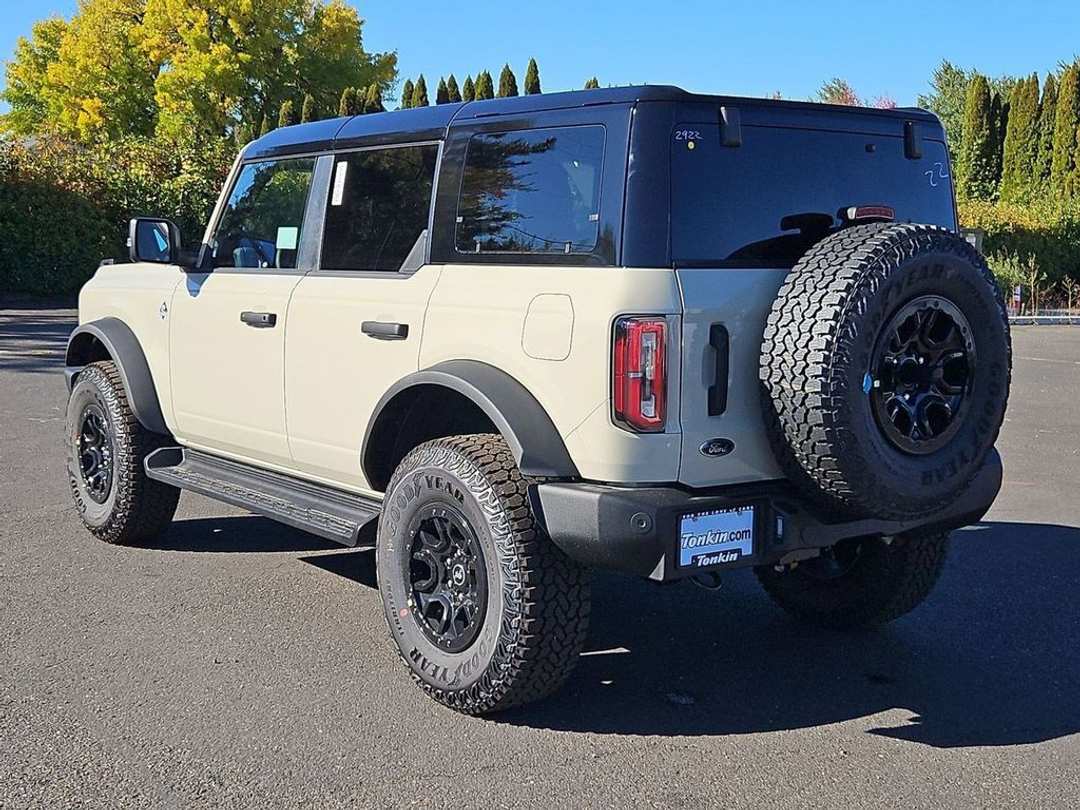 2025 Ford Bronco Outer Banks - Image 3