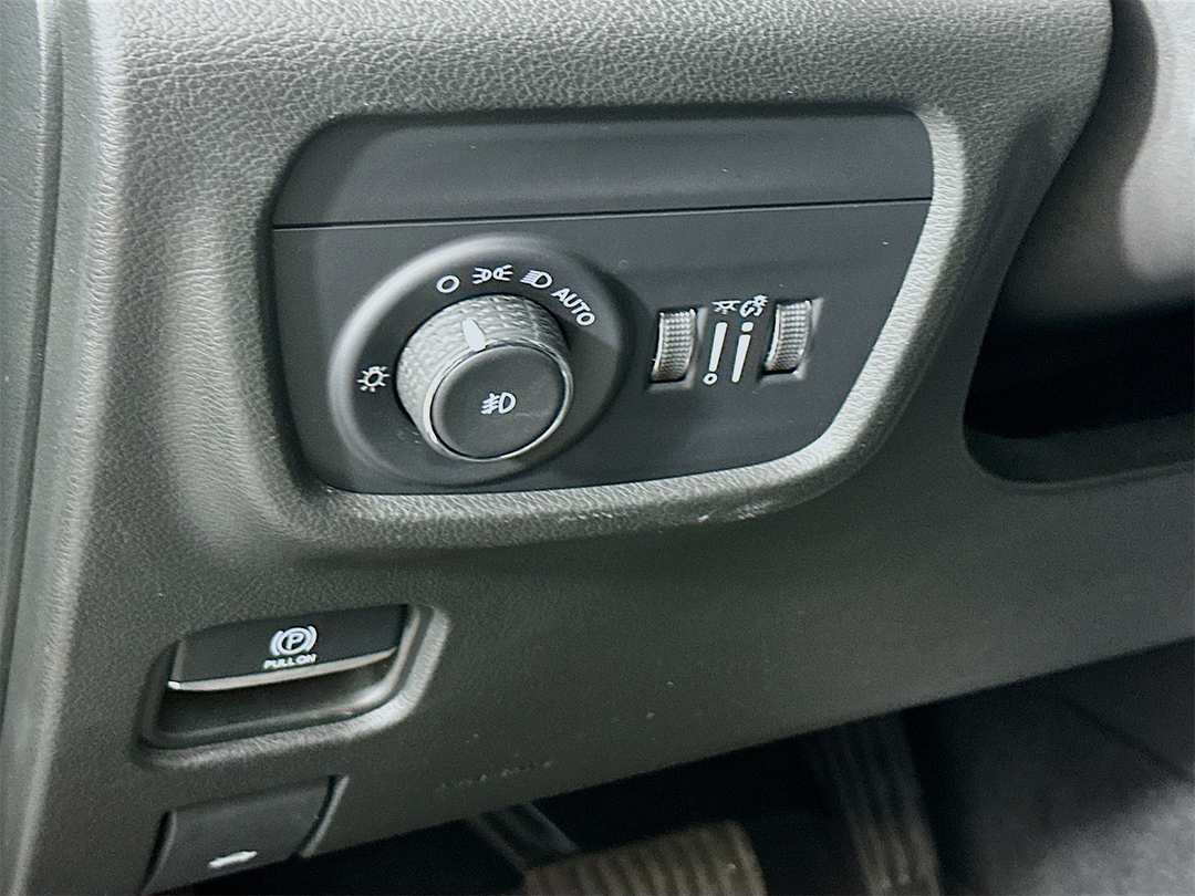 2022 Jeep Grand Cherokee Overland - Image 10