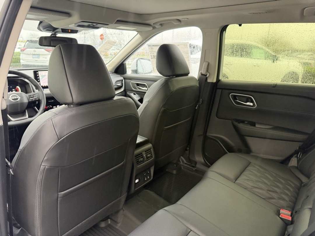 2026 Nissan Rogue Platinum - Image 32
