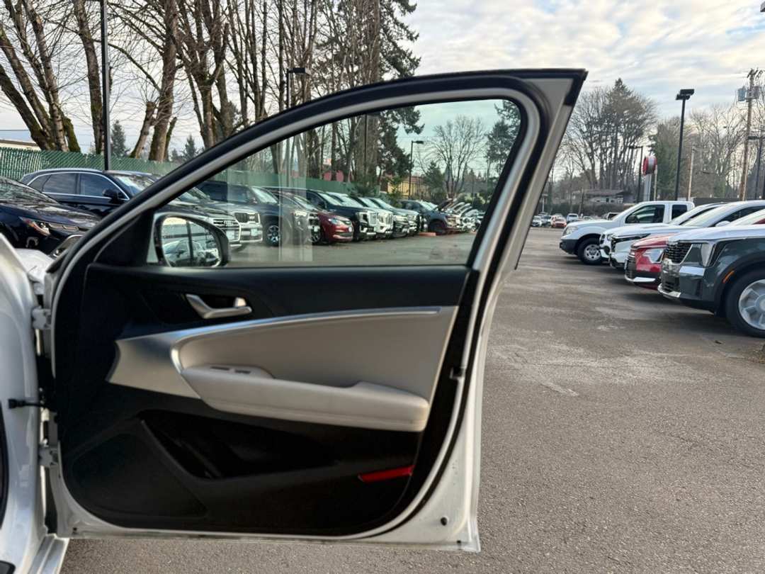 2022 Genesis G70 2.0T - Image 15