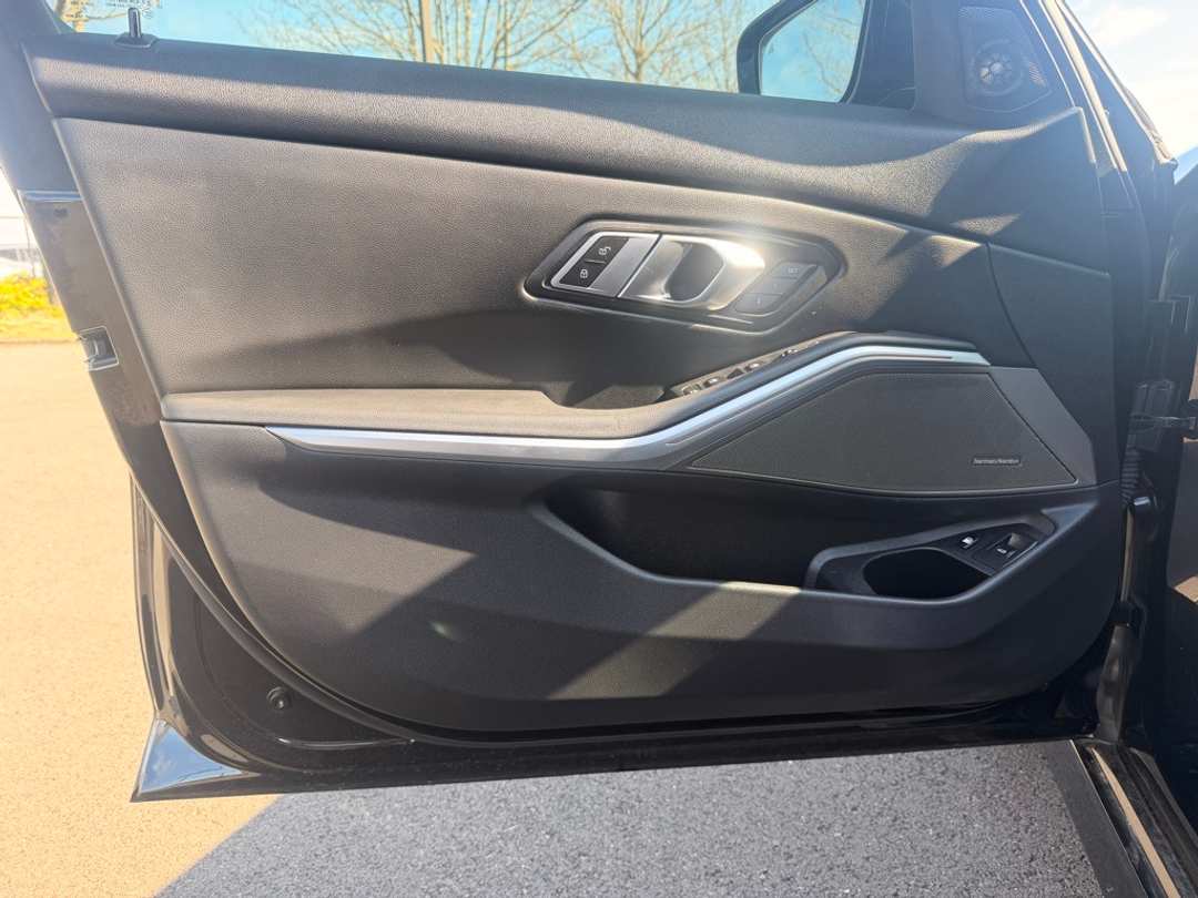 2023 BMW 3 Series 330e xDrive - Image 11