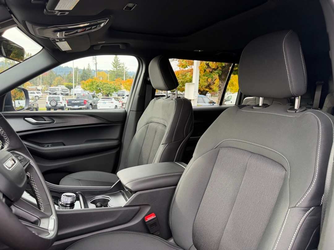 2025 Jeep Grand Cherokee L Laredo - Image 14