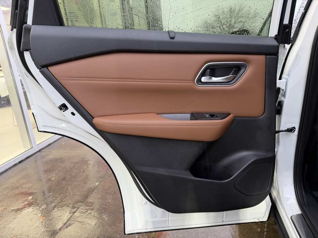 2026 Nissan Rogue Platinum - Image 30