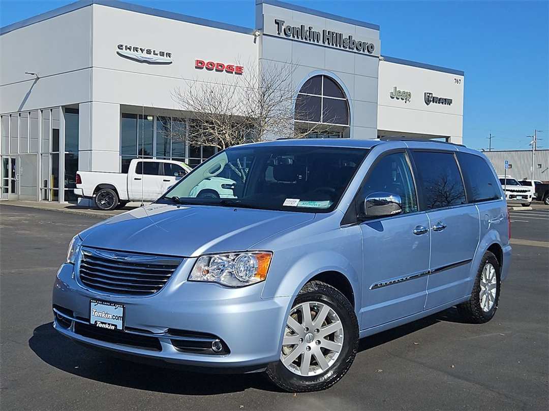 2012 Chrysler Town & Country TouringL - Image 2