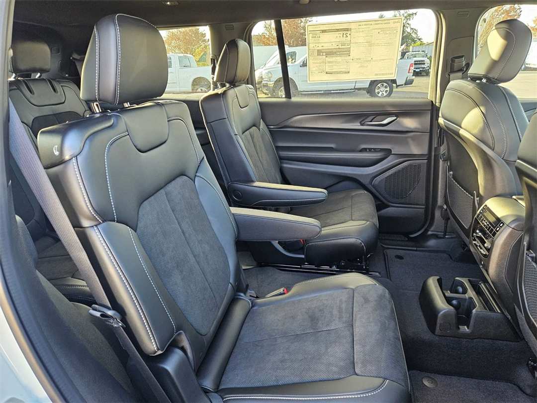 2025 Jeep Grand Cherokee L Altitude X - Image 34