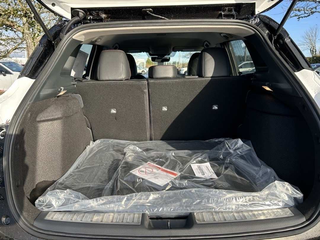 2025 Nissan Kicks SR - Image 24