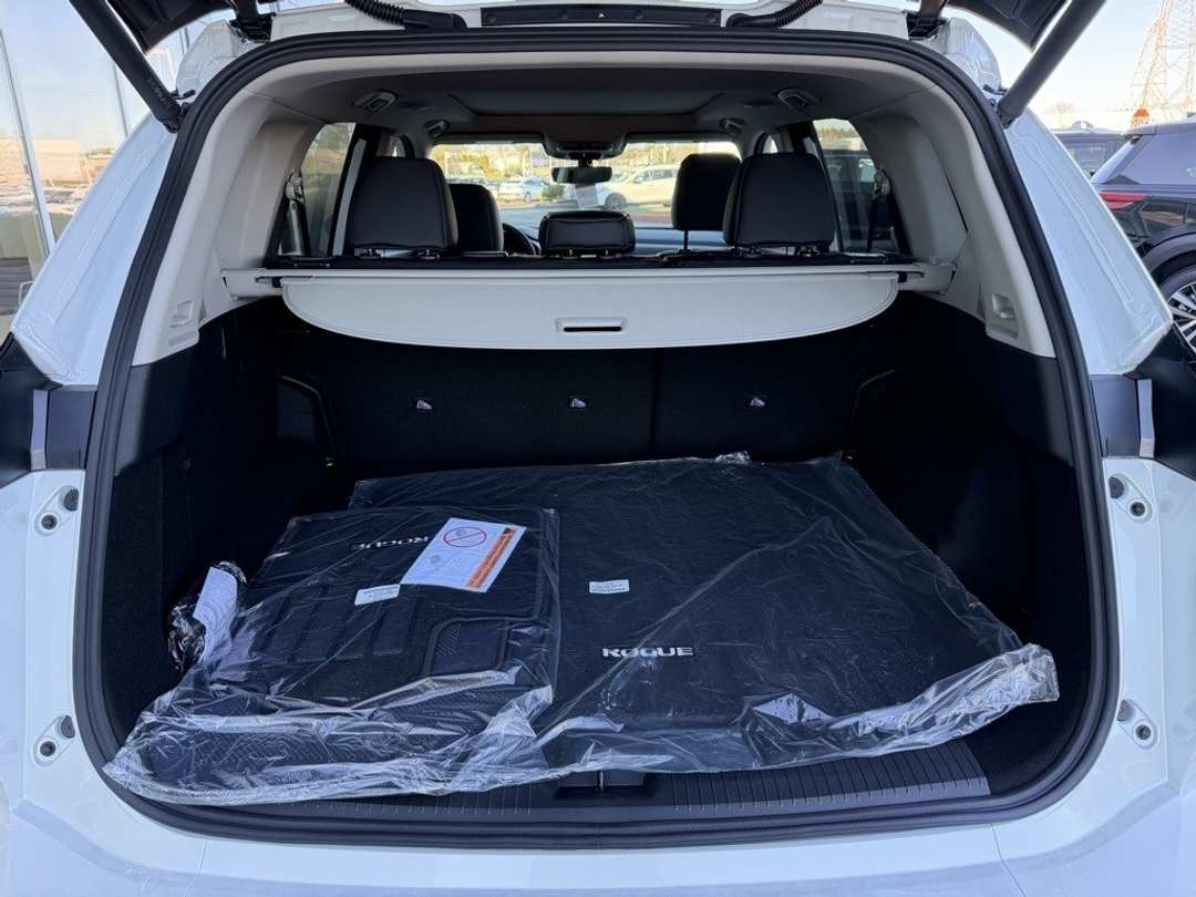 2026 Nissan Rogue Dark Armor - Image 11