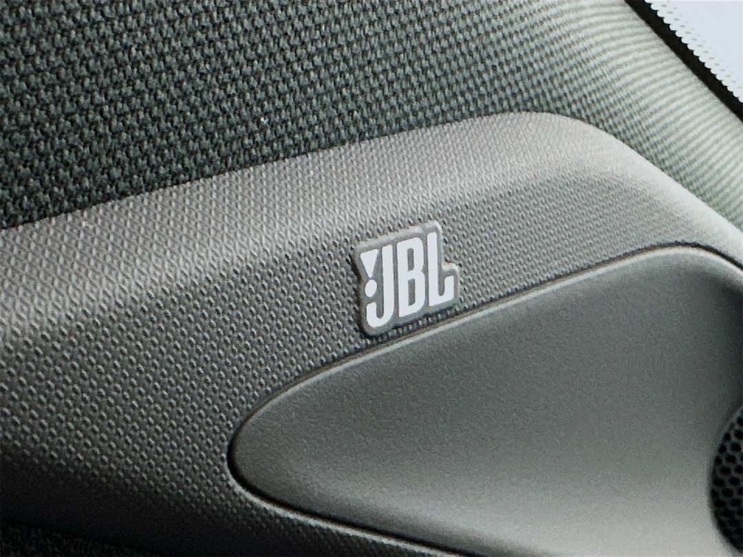 2025 Toyota Rav4 XSE - Image 19