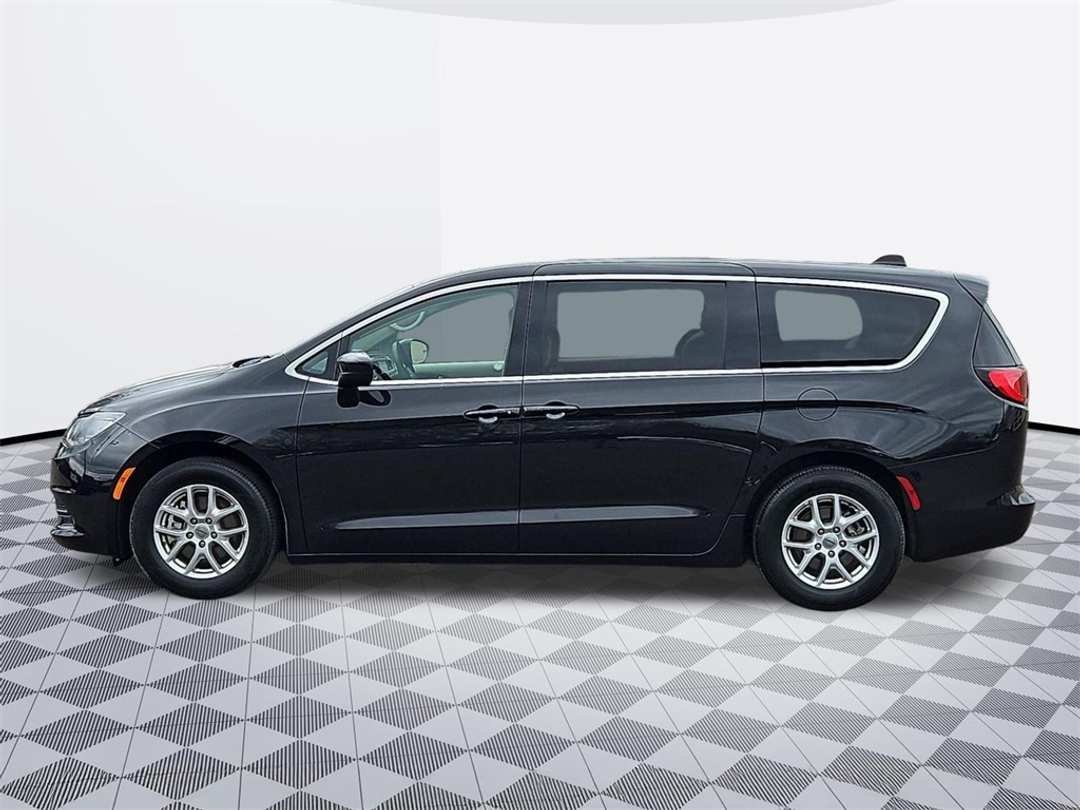 2023 Chrysler Voyager LX - Image 3